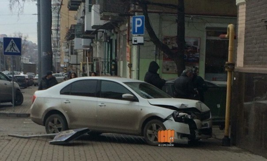 Ростовский водитель в результате ДТП вылетел на тротуар