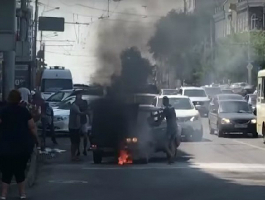 Легковой автомобиль загорелся вместе с водителем во время движения по центру Ростова