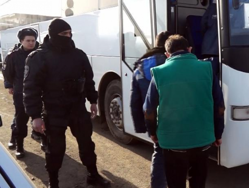 Рецидивист взломал дверь дома жительницы Морозовска и совершил преступление