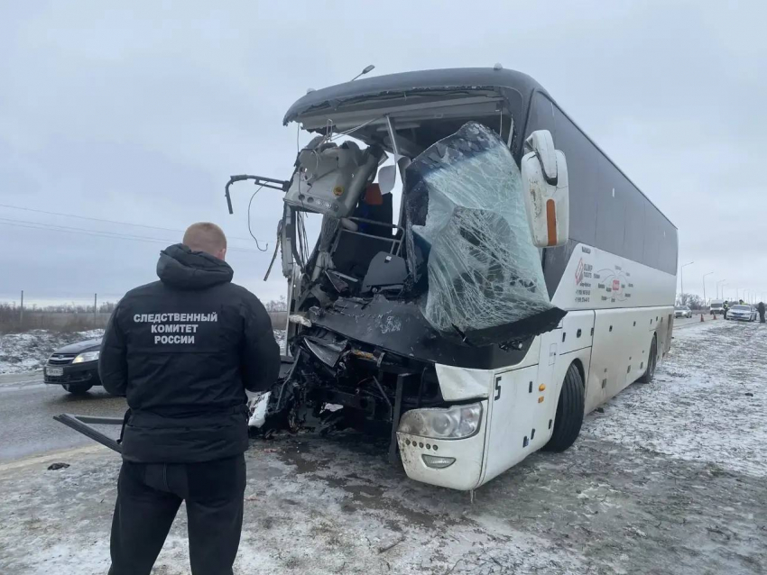 Один из пострадавших в ДТП с автобусом на М-4 «Дон» в Ростовской области находится в реанимации