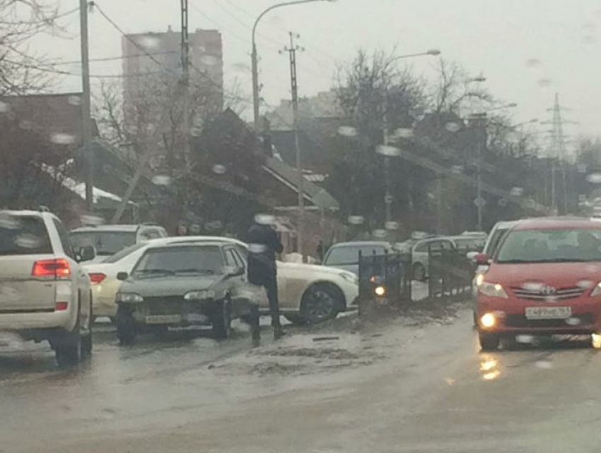 Автомобилисты попали в ледяной плен по дороге в ростовский аэропорт «Платов»