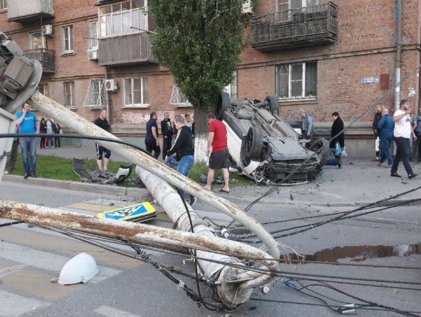 Массовая авария с переворотом иномарки о снесенный столб в Ростове попала на видео