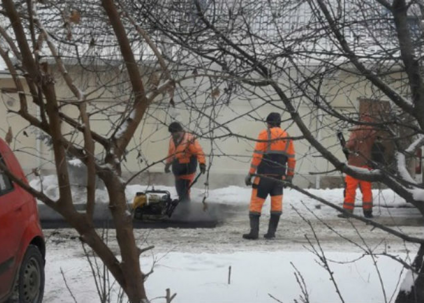 Укладка горячего асфальта на снег в Ростове попала на фото