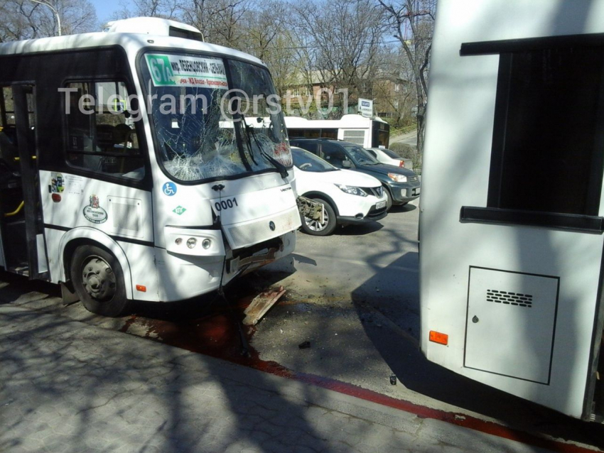 В Ростове-на-Дону столкнулись два автобуса, 13 человек пострадало