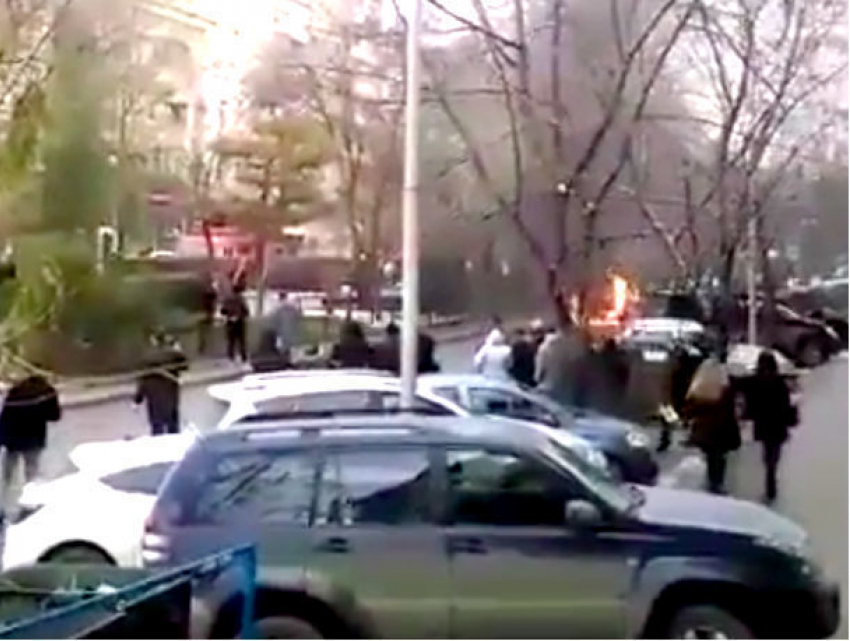 Объятую огнем «Оку» в центре Ростова сняли на видео