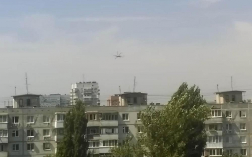Шоу боевого вертолета в жилом районе Ростова попало на видео