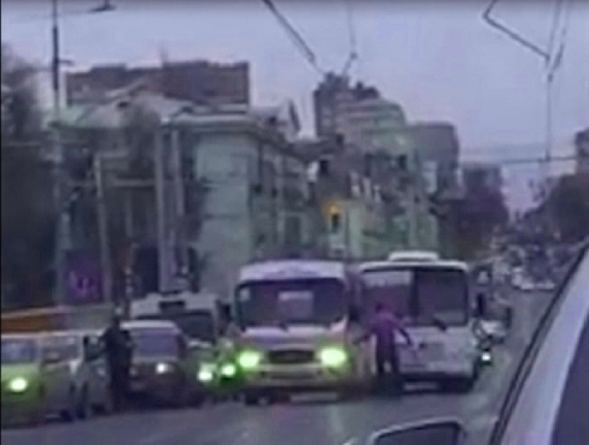 Жесткая разборка маршрутчика с битой и водителя легкового авто в центре Ростова попала на видео