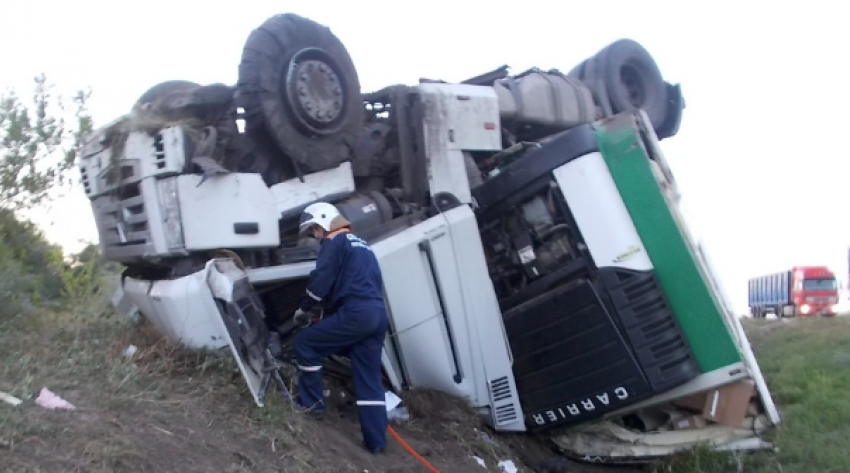 На трассе М-4 «Дон» перевернулся грузовик: водитель погиб