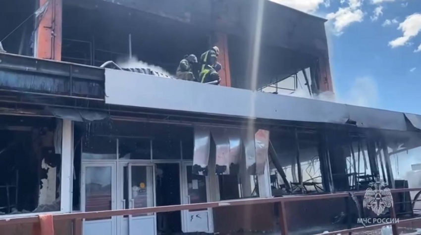 Пожарный погиб во время поиска людей в горящем ТЦ Новошахтинска 
