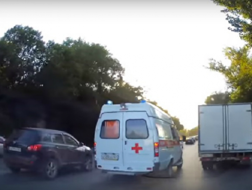 Джентльменское поведение ростовских водителей по отношению к спешащей на  вызов «скорой» попало на видео в Ростове