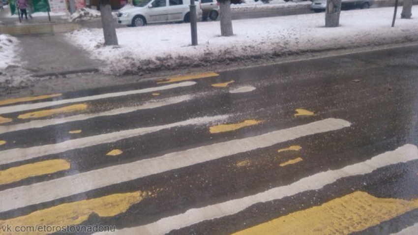 Ростовчане поделились фото «тающего» асфальта и исчезающей разметки