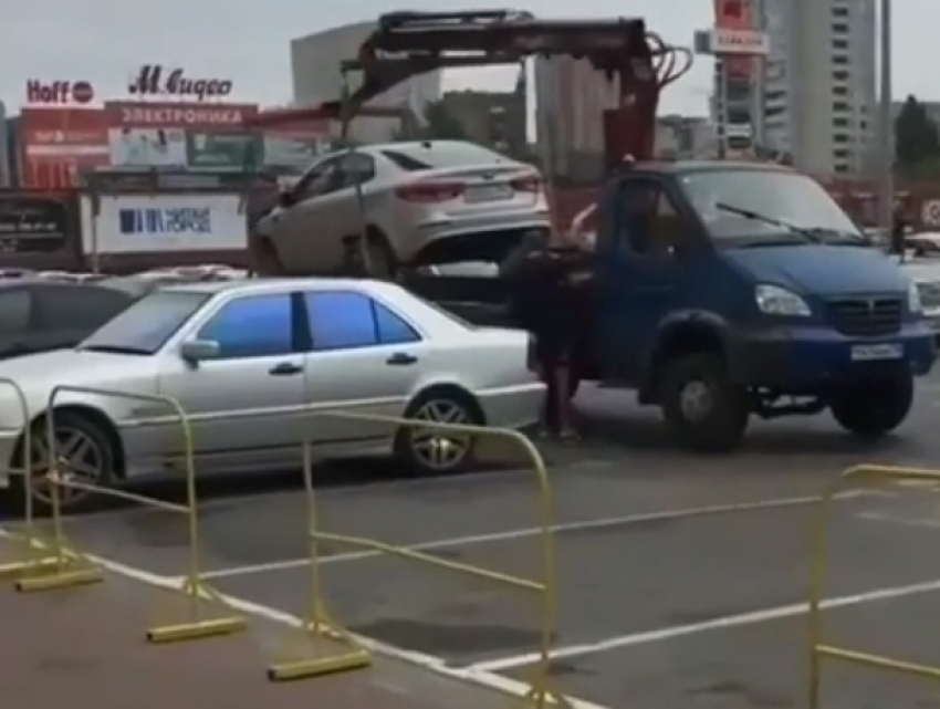Мгновенная карма настигла любителя парковаться на местах для инвалидов в Ростове на видео