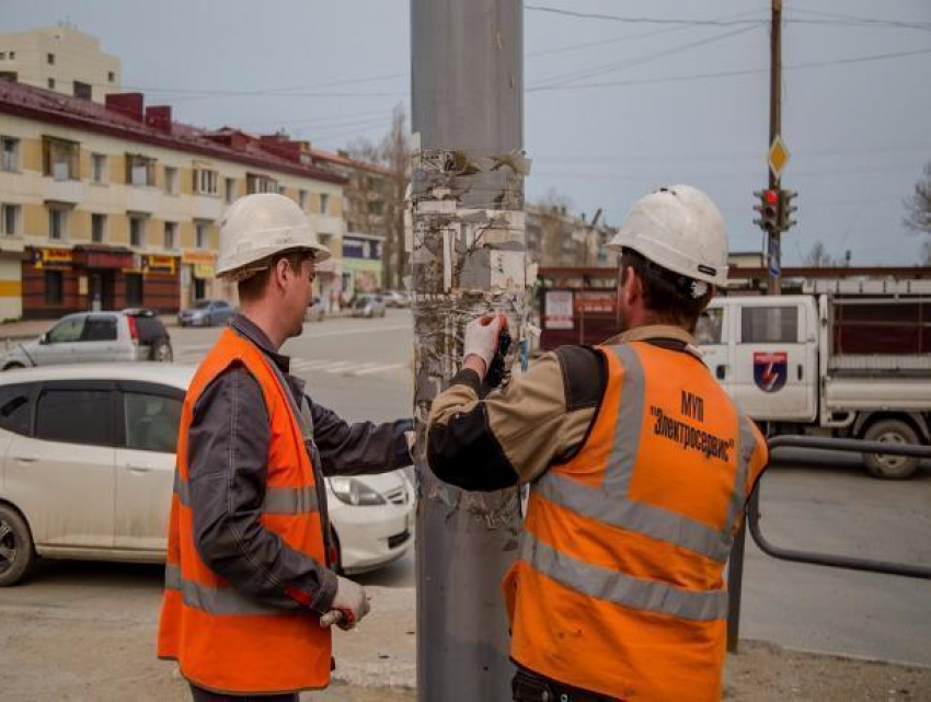 Более 20 килограммов запрещенных объявлений сорвали на улицах Ростова