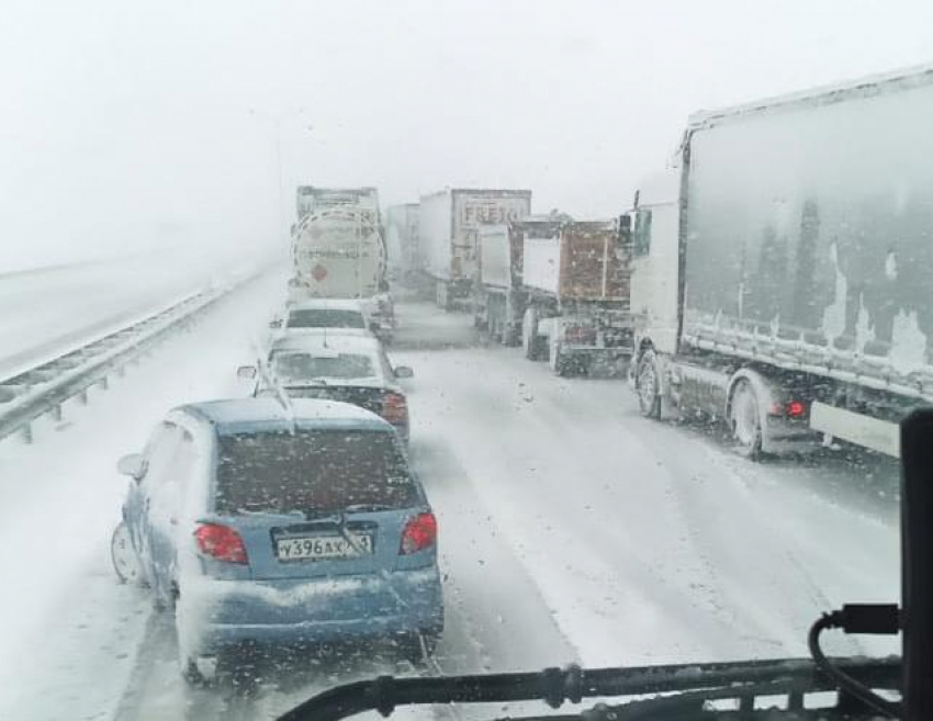 На Дону снегоуборочная техника на дорогах переведена в режим круглосуточного дежурства