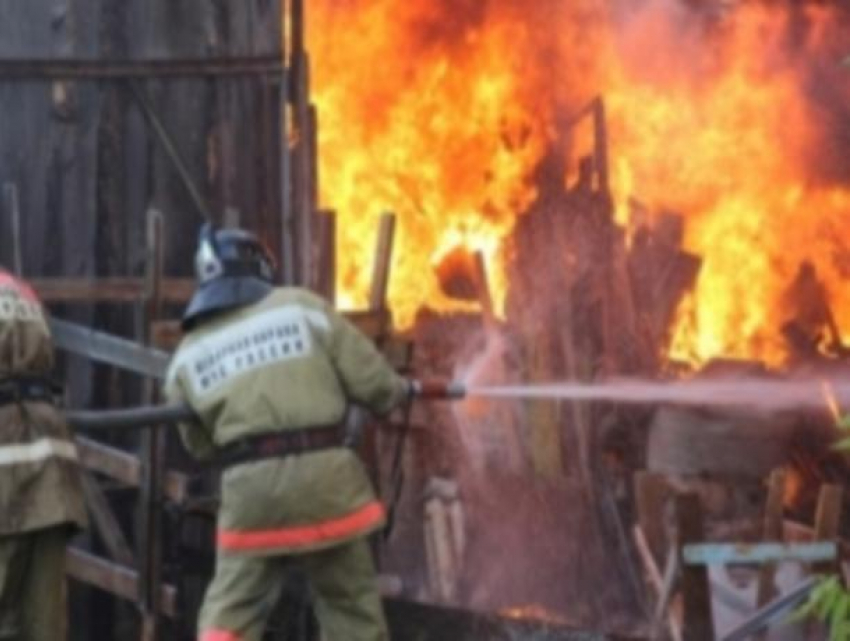 Частный дом загорелся в Ростовской области