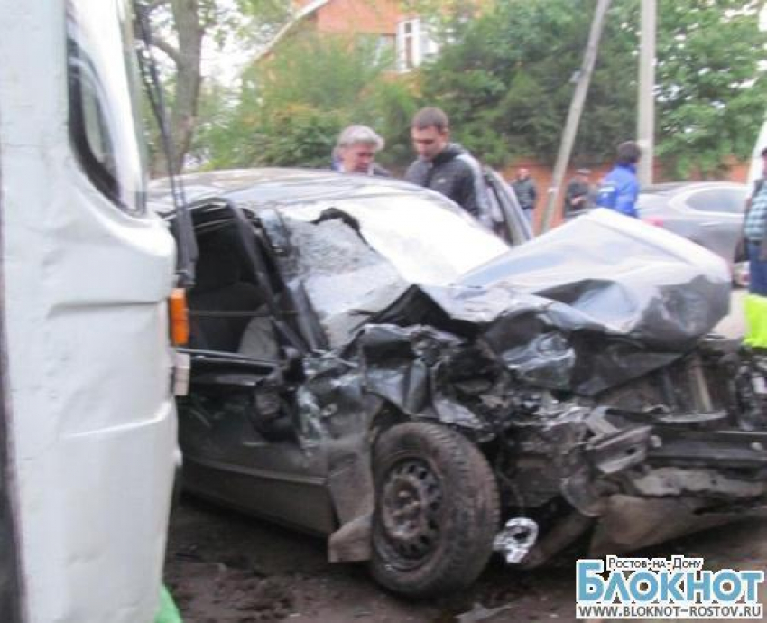 В Ростове иномарка столкнулась с автобусом: 2 человека погибли