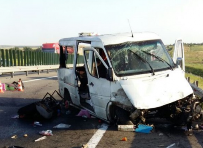 На трассе М-4 «Дон» погибли два человека при столкновении микроавтобуса с металлическим ограждением