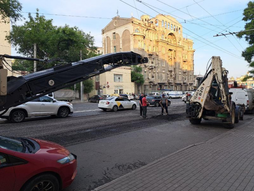 В Ростове начали восстанавливать поврежденный военной техникой асфальт на Буденновском