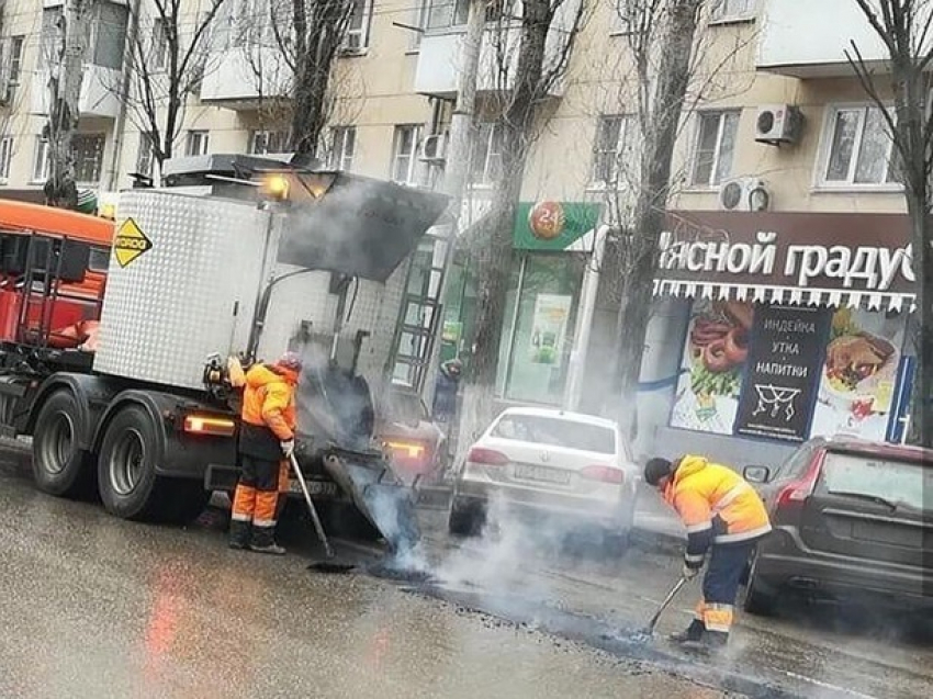 Упрямые дорожники не сдаются и продолжают «издеваться» над асфальтом в Ростове