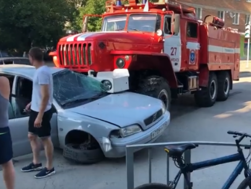 Протаранившая на полной скорости легковушку пожарная машина попала на видео под Ростовом