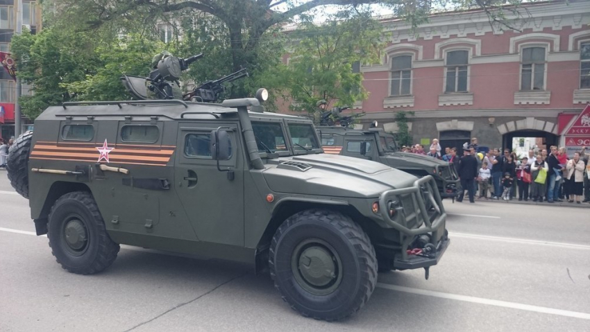 Ростовчане на параде Победы впервые увидели бронеавтомобили «Рысь»