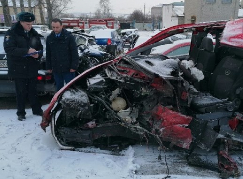 Грузовик из Ростовской области раздавил автобус на трассе М4 