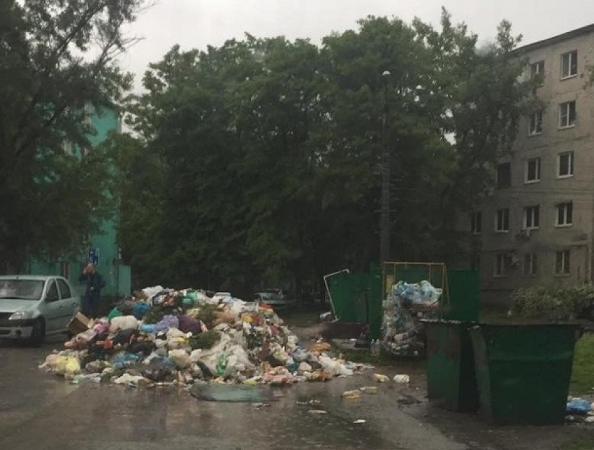 Гигантский мусорный «сугроб» за ночь вырос у многоквартирного дома в Ростове
