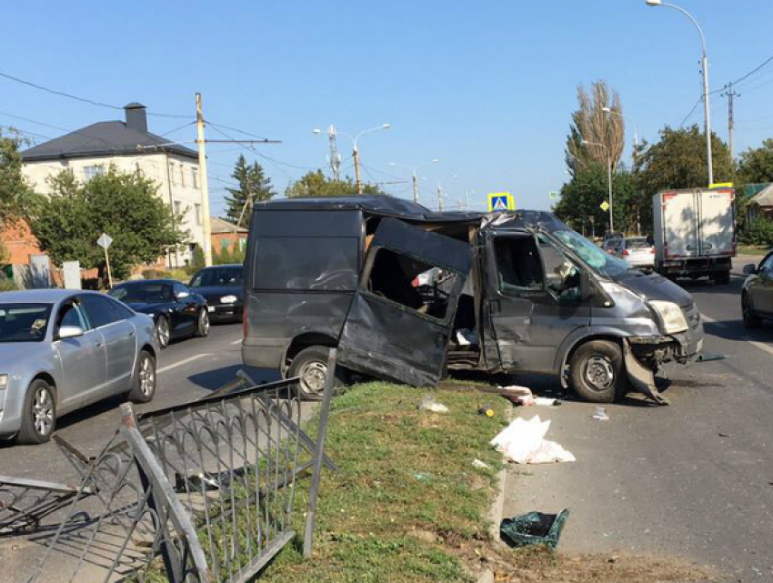 Жуткая авария с участием дорогого внедорожника и фургона произошла на улице Мичурина в Ростове