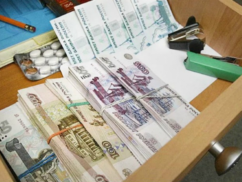 Четверть миллиона рублей «прилипли» к рукам сантехника во время ремонта батарей в квартире Ростова