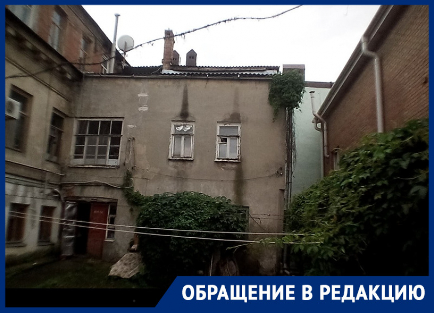 Жители дома-памятника в Таганроге требуют снести аварийную пристройку, разрушающую здание