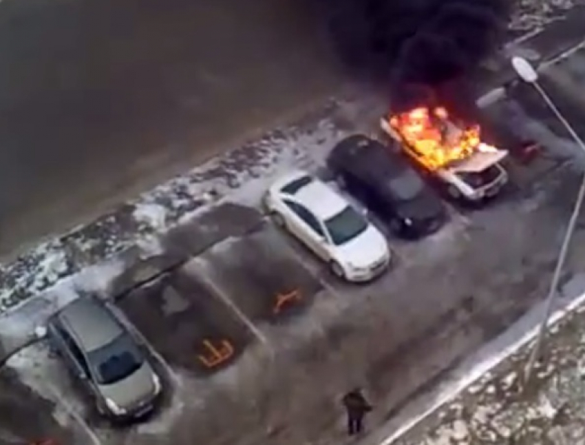 В Ростове на Западном взорвалась «Ауди». ВИДЕО