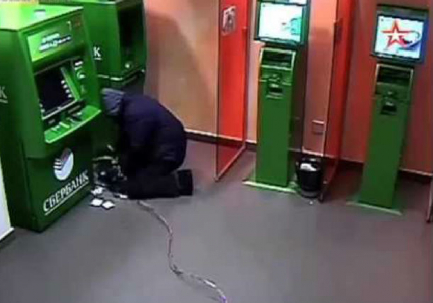 Взломщика банкомата с миллионом рублей схватили в Ростовской области