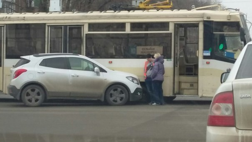 В Ростове девушка за рулем внедорожника врезалась в трамвай