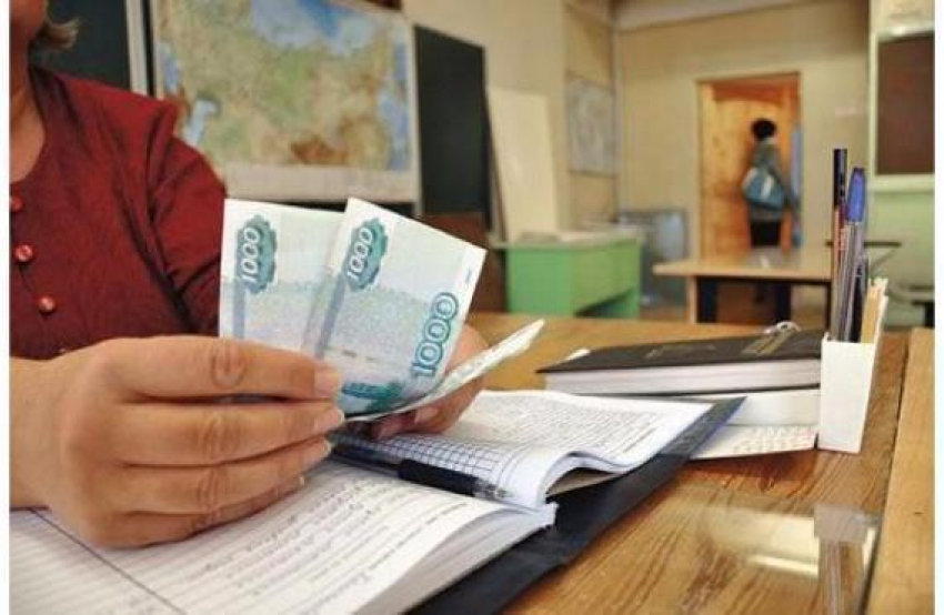 Директор Песчанокопской школы устроила  на работу  сельчанина и забрала себе его зарплату 