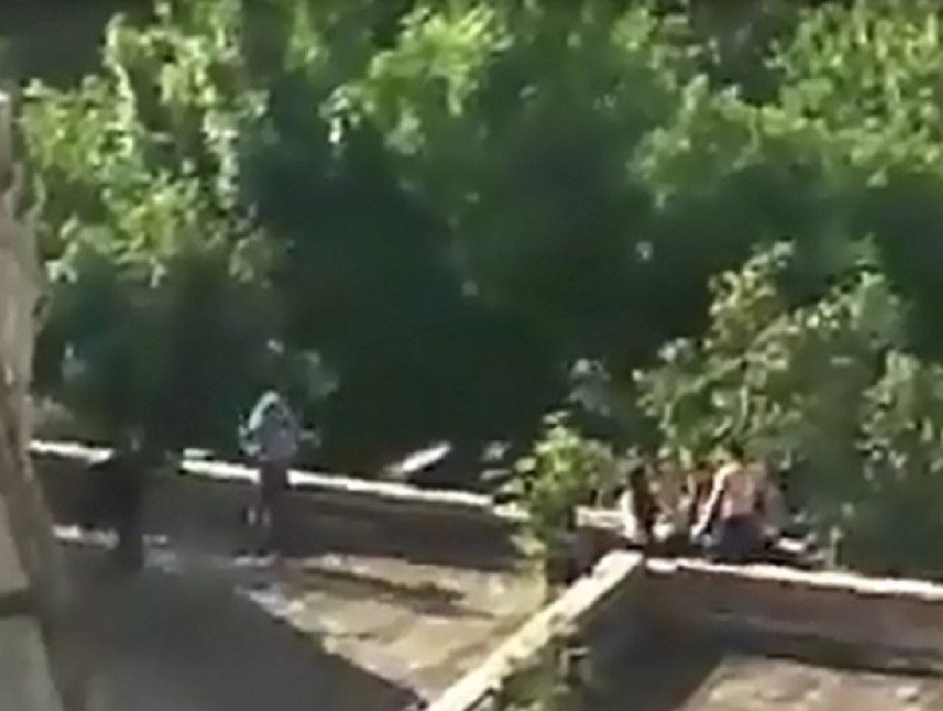 Серия взрывов прогремела на крыше дома в Ростове и попала на видео