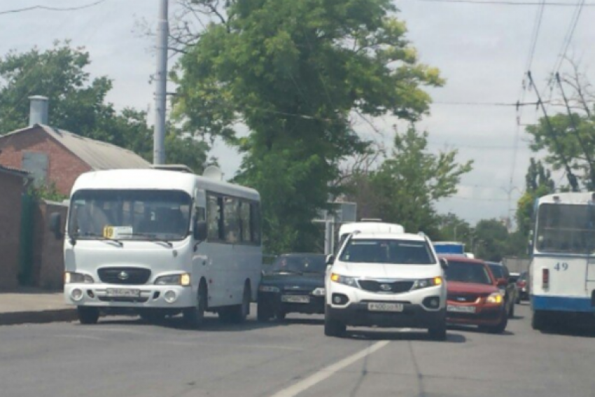 В Таганроге водитель ВАЗа столкнулся с маршруткой и внедорожником