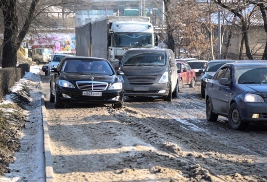 Катастрофическую «ледяную» пробку из-за канализации в Ростове сняли на фото и видео 