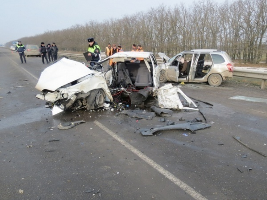 В Ростовской области в тройной аварии погибли три человека