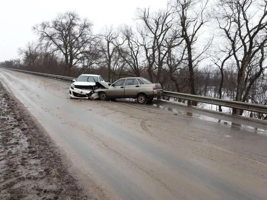 Под Ростовом на обледенелой дороге в ДТП пострадал пятилетний ребёнок