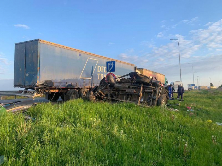 В Ростовской области два человека погибли в аварии на трассе М-4 