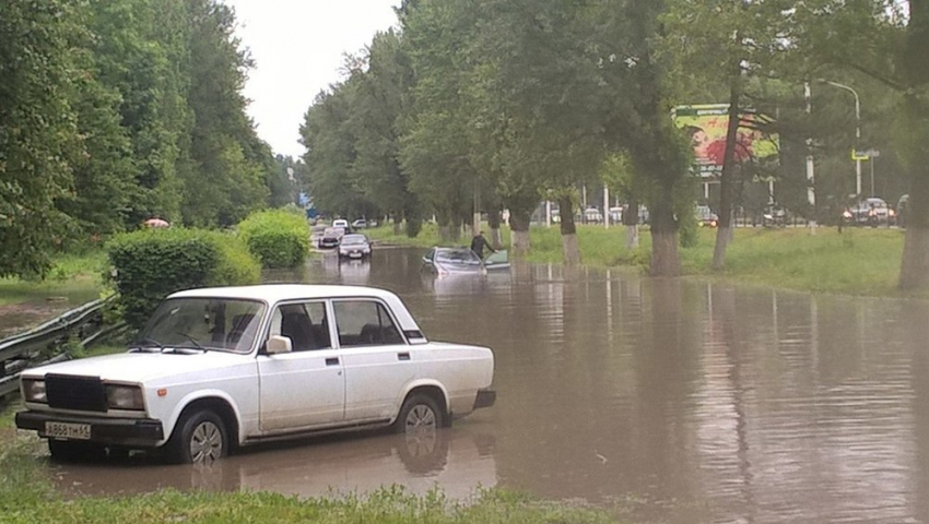 В Новочеркасске «поплыли» дорожные ограждения и автомобили: ВИДЕО