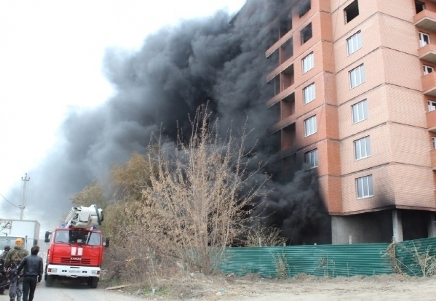 В Батайске в строящемся доме произошел пожар. Видео