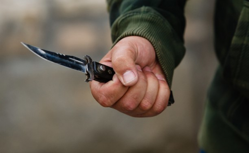 В Ростовской области рецидивист под угрозой ножа отобрал у прохожего мобильный телефон