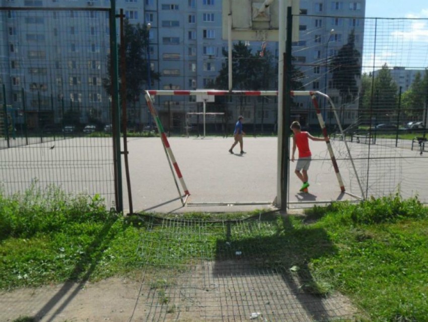 Футбольные ворота рухнули на голову мальчику на новенькой спортплощадке в Ростовской области