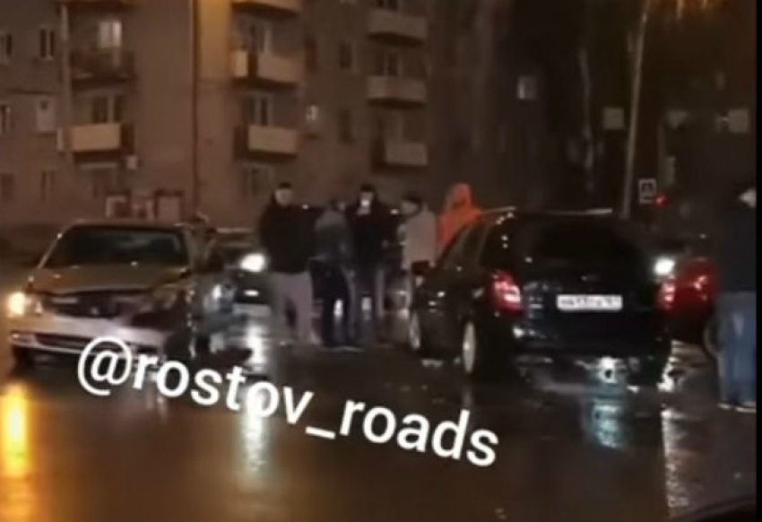 Последствия столкновения люксового спорткара с легковушкой в Ростове попали на видео