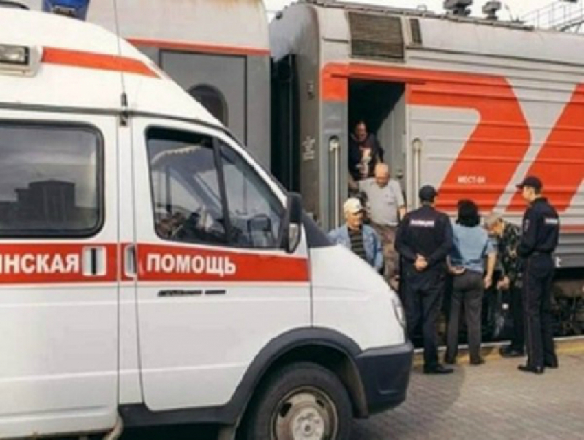Запрыгивавшая в поезд на ходу женщина осталась без пальца в Ростовской области