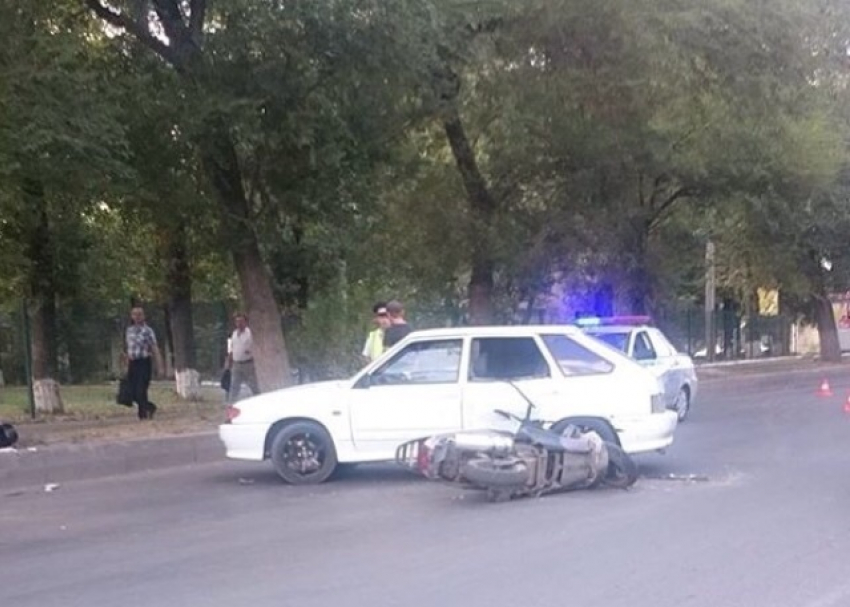 В Ростове на Западном столкнулись «четырнадцатая» и скутер