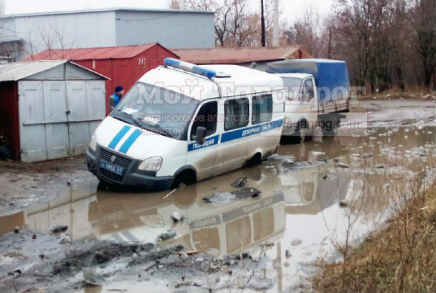 Автомобиль полиции провалился в знаменитую таганрогскую яму и попал на фото