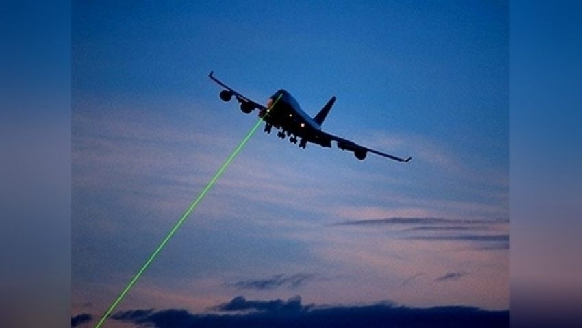 В Ростове пилотов двух самолетов пытались ослепить лазером при посадке 