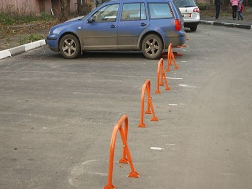 Наглый захват парковочных мест для автомобилей устроили жители дома в Ростове-на-Дону